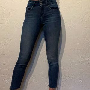 Dark blue cropped jeans with distressed hem